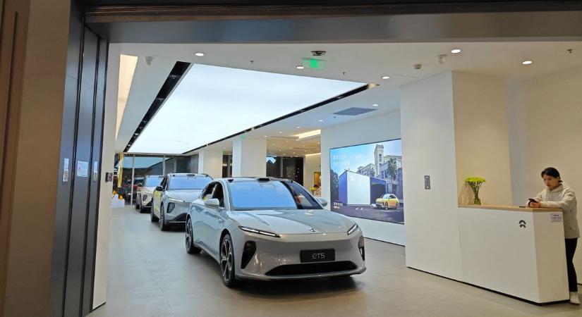 Most mindenki láthatja, mit érnek a kínai elektromos autók: brutális balesetet szenvedett az egyik legnépszerűbb modell, szó szerint kettészakadt – tanulságos, mi történt az akkumulátorral