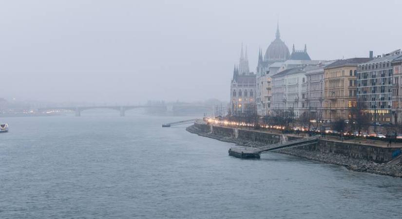 Sűrű ködre és szitálásra is figyelmeztetnek: tizenegy vármegyére adtak ki riasztást
