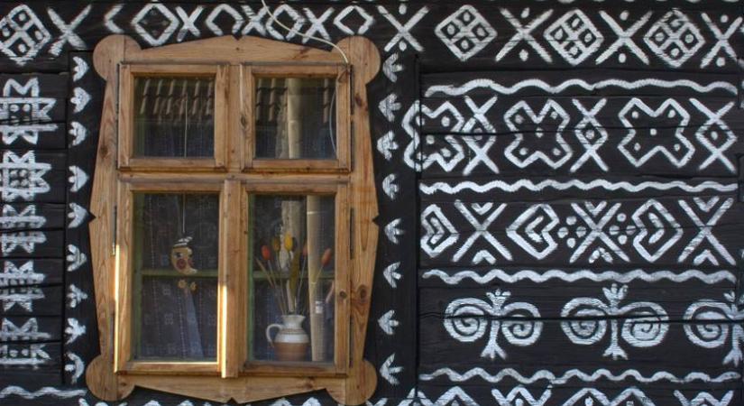 100-an sem laknak a festői faluban: mézeskalács-házikók sorakoznak az utcáin