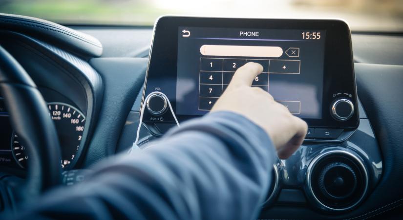 Miért halljuk kívülről, ha valaki kihangosítva telefonál az autóban?