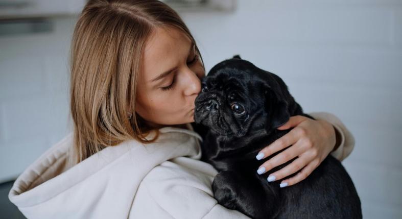 Valóban érzi a kutya, ha szomorúak vagyunk? Így tükrüzi vissza az érzelmeinket