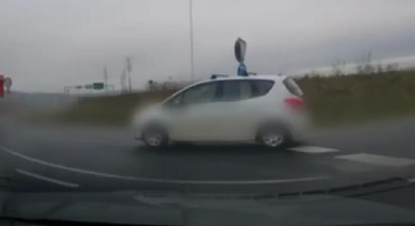 Körülnézés nélkül hajtott a körforgalomba: kitalálod, milyen autó elé vágott be?