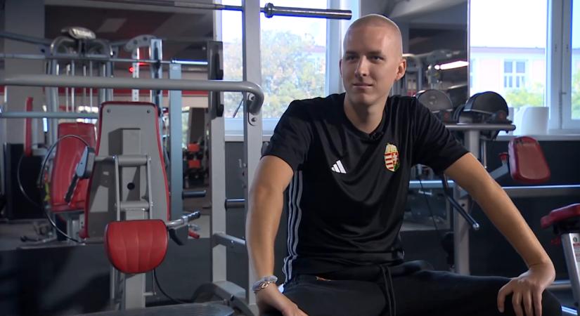 Amputálni akarták a lábát – 23 műtét után újra talpon a fiatal motoros