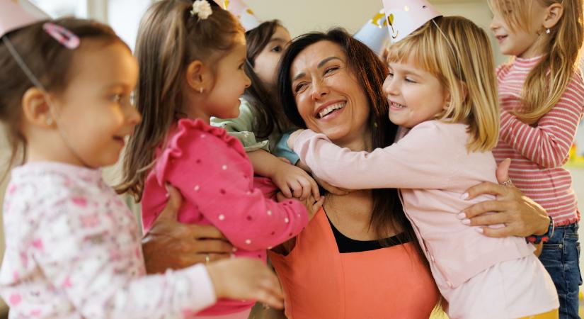 Pontosan ennyit illik költeni a gyerek tanárjának ajándékára karácsonykor – etikett szakértő árulja el