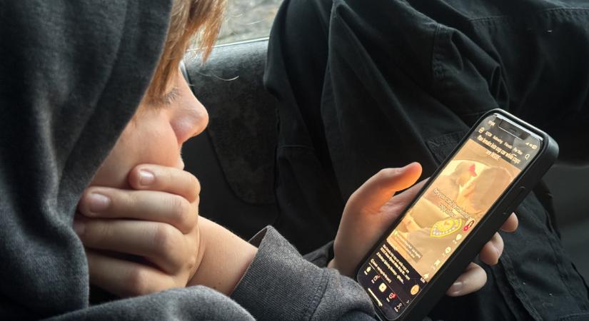 Ausztráliában hatályba lépett a 16 év alattiakra vonatkozó tilalom a közösségi média használatában