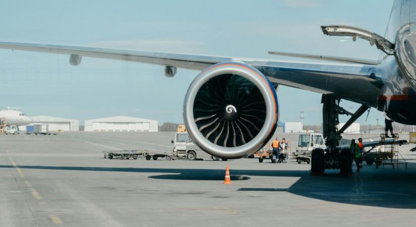 Szörnyű tragédia: Lezuhant egy férfi a repülőről, küzdenek az életéért