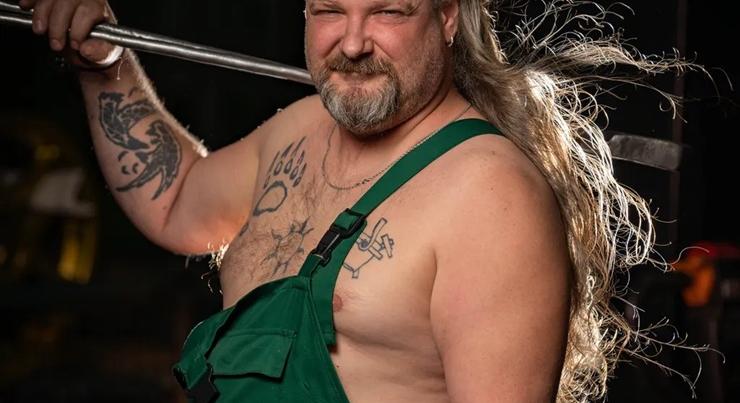 Csepeli melósok pózolnak munkaruhában (vagy anélkül) – elképesztő siker lett a naptáruk