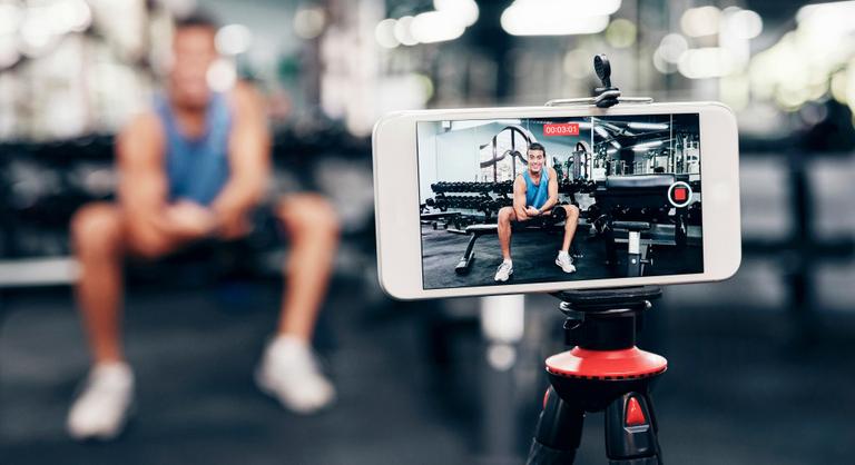 Veszélyes trend terjed, tinik ezrei szurkálják magukat a csodahatás reményében