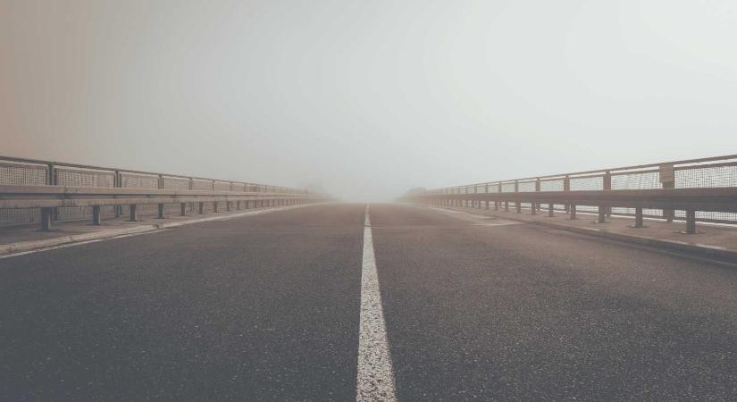 Óvatosan az utakon: sűrű ködre figyelmeztetnek