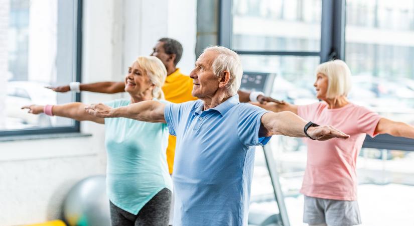 Fejleszd az egyensúlyérzékedet otthon ezzel az 5 saját testsúlyos gyakorlattal (egy 68 éves fitneszedző mutatta meg)