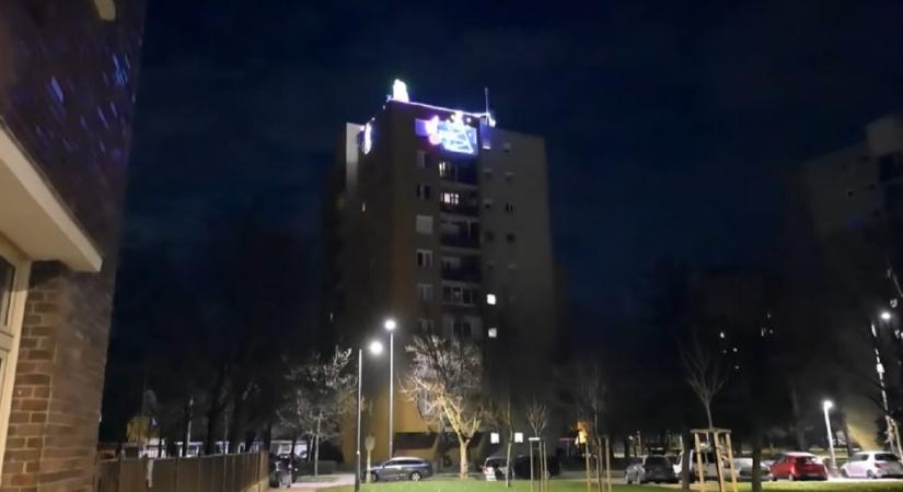 Elkészült Székesfehérvár karácsonyi csodavilágítása – egy panelház tizedik emeletén