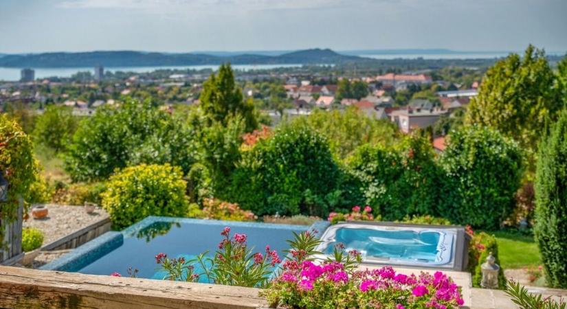 Balatoni luxus a javából: ettől a különleges villától garantáltan eláll a lélegzet!