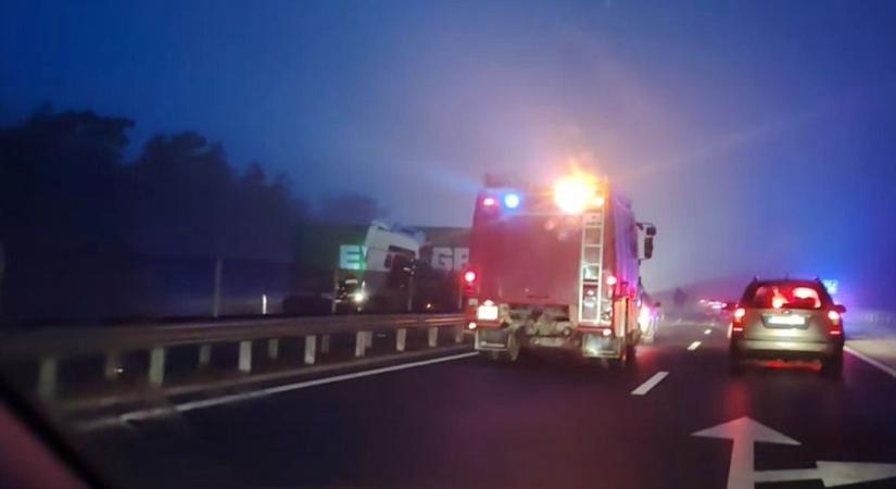 Szalagkorlátnak csapódott egy kamion a 8-as főúton