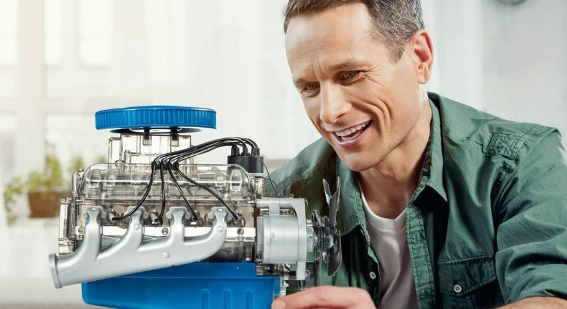 Becsúsztatható a karácsonyfa alá ez a könnyen összeszerelhető kis Mustang V8 motor