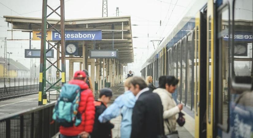 Durván elszabadultak az indulatok a füzesabonyi vasútállomáson – a jegykezelő csúnyán megjárta