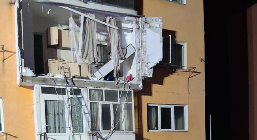 Robbanás egy tömbházban – A detonáció kirepített egy nőt a lakásból (VIDEÓ)