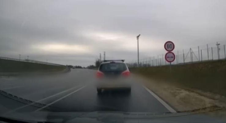 Civil rendőrautó elé vágott be az Opel – azonnal jött a büntetés