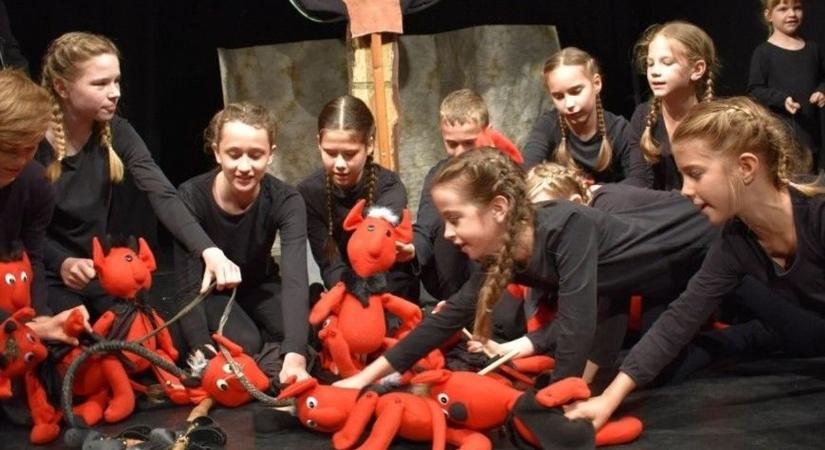 Hihetetlen, de igaz: Sióagárdon még ma is sorban állnak a gyerekek a bábokért