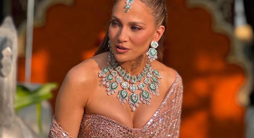 Jennifer Lopez úgy tündökölt, mint egy indiai hercegnő: fotókon, ahogyan megérkezett egy milliárdos esküvőjére