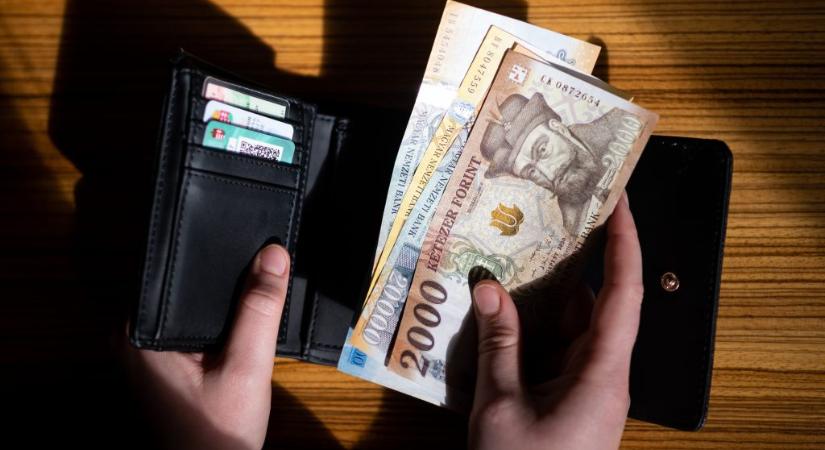 Lejár a bankok önkéntes moratóriuma, jövőre sem ússzuk meg a bankszámladíjak emelését