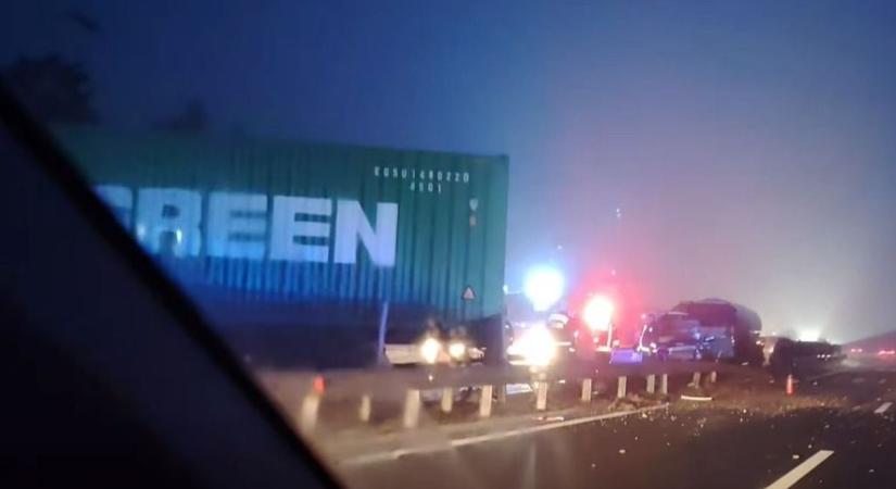 Mi történt? Hatalmas kamionbaleset Székesfehérvár szomszédságában (videó)