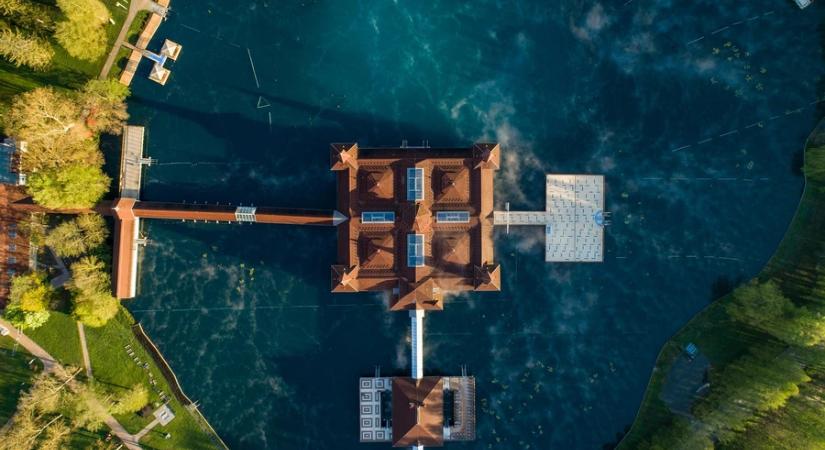 2027-ben bontanák le a hévízi tófürdő központi fürdőházát