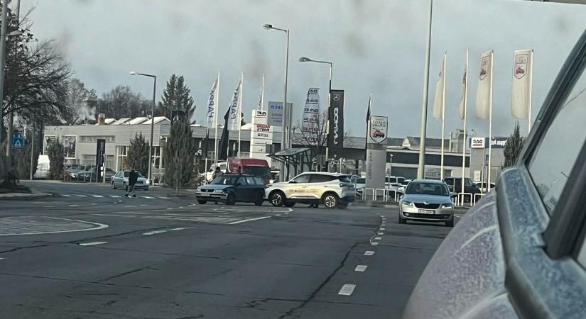 Baleset történt a Kenyérgyári út és Vásárhelyi Pál út sarkán