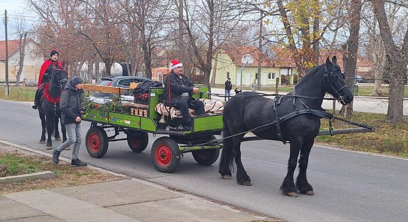 A gyerekek alig hitték el: a Mamut Mikulás tényleg létezik, és idén hozzájuk is bekopogott