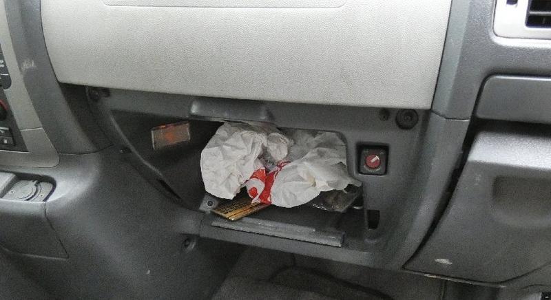 Bedrogozva azt hitte, hogy egy autóban van az elvesztett pénztárcája