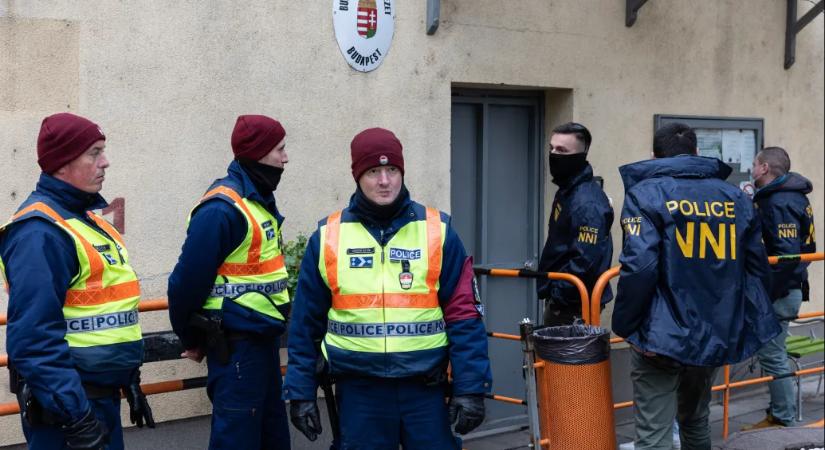 Fiatalokat is meghallgattak, nem mondták a rendőrök, miért nyomoznak – ilyen volt a keddi akció a Szőlő utcai javítóintézetben