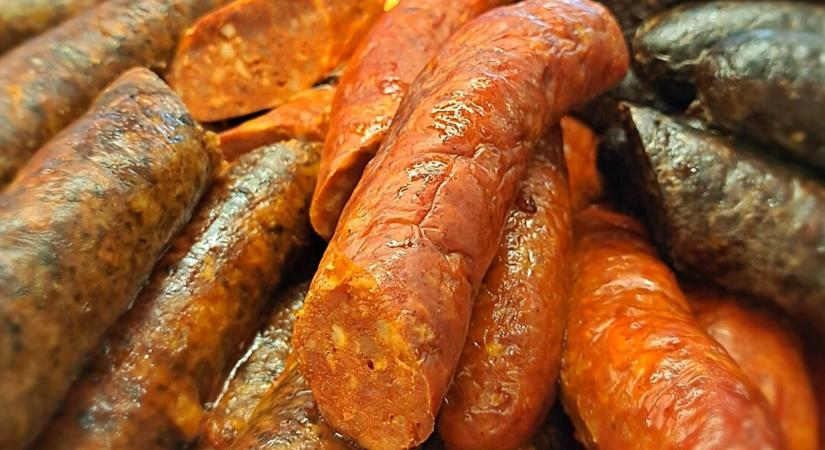 Így készül a tökéletes karácsonyi sült kolbász és hurka: egyszerű, de verhetetlen