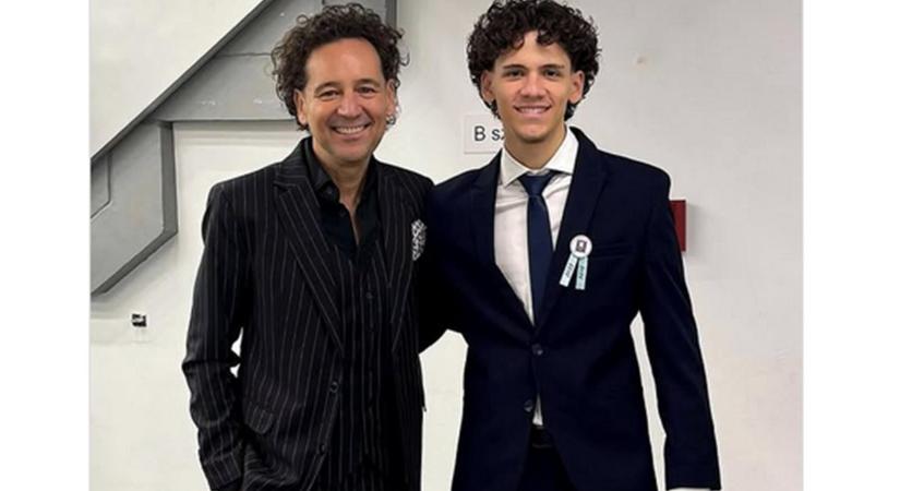 Istenes Bence öccse a szalagavatón fess fiatalember: Beni olyan magas, mint az apja