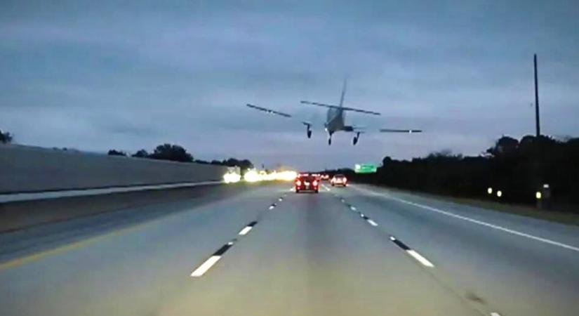 Nem mindennapi baleset: autó tetején landolt egy repülő Floridában – videó