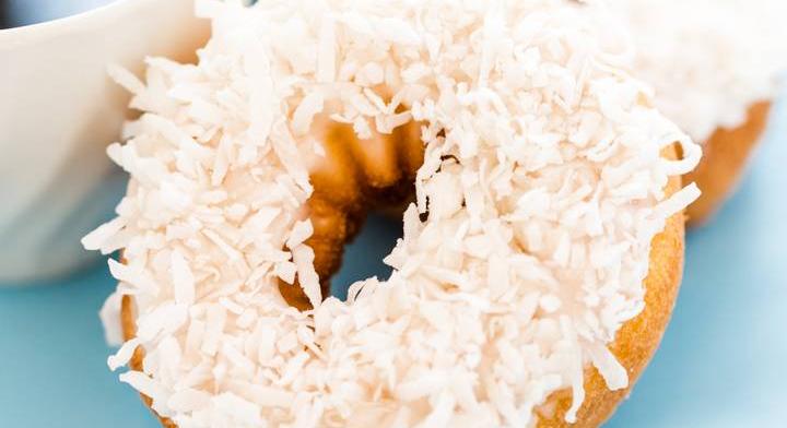 Karácsonyi kókuszos-rumos fánk: mintha egy nagy hópihébe harapnál