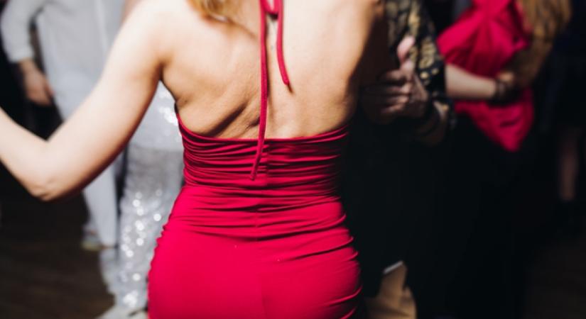 Őrület, mennyire kihívó ruhában jelent meg az eljegyzési bulin a menyasszony húga, de a fergeteges bosszú sem maradt el