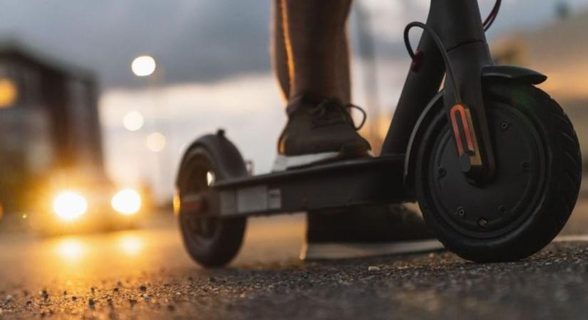 Rollert lopott két férfi a győri Árkádnál