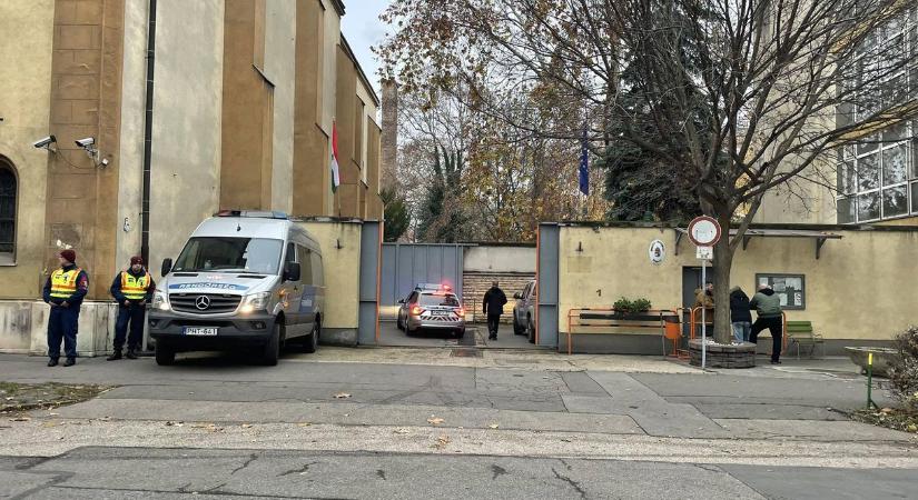 Ismét rendőrök szálltak ki a Szőlő utcába, és most már átveszik az intézmény irányítását