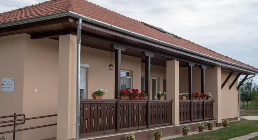 Hadházy talált még egy fideszes polgármestert, akinek EU-s pénzből épült „vendégháza”