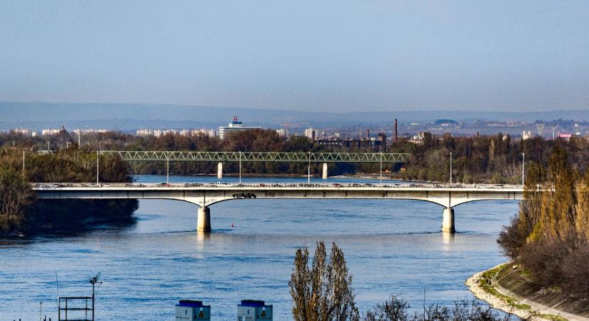 Hármas karambol az Árpád hídon, a villamosfogalom is megbénult