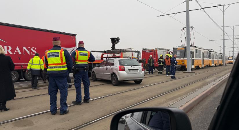 Hármas karambol az Árpád hídon, a sínekről kell menteni az autókat
