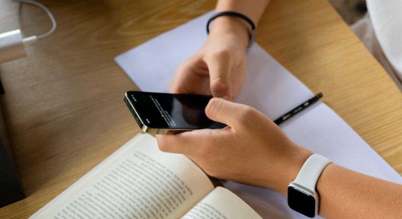 Példátlan tilalom lépett életbe Ausztráliában – A 16 év alattiak élete változott meg