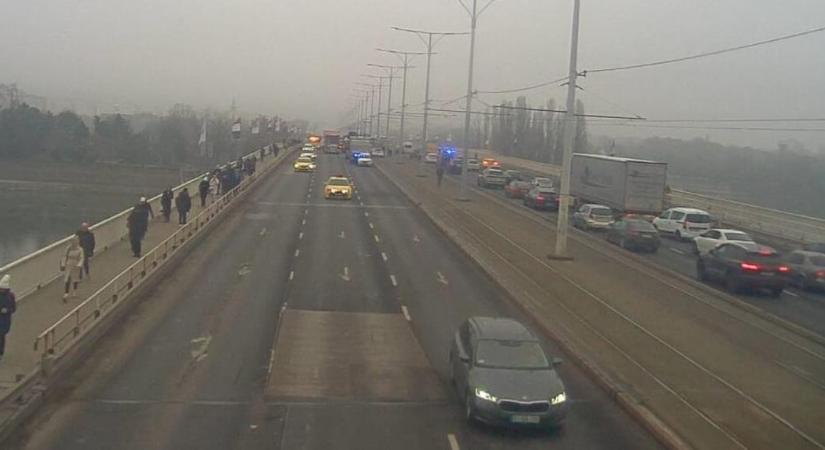 Kamion és két kocsi ütközött az Árpád hídon – megbénult a híd forgalma