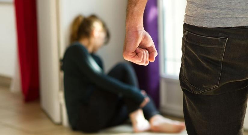 Házasságot ígért egy 15 éves lánynak, ütötte, terrorizálta és kényszermunkára is rávette