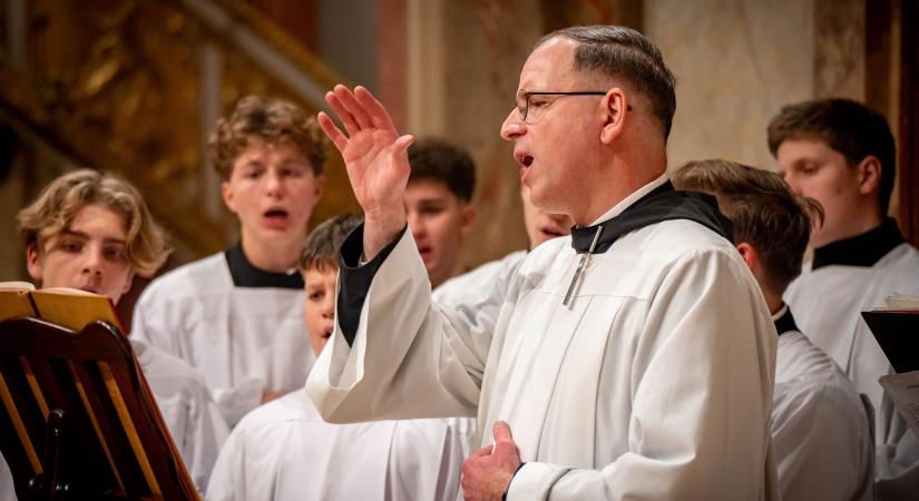 Különleges zenei és tudományos esemény Győr szívében, a bencéseknél – bemutatták a Graduale Urbis új kiadását és a Fragmenta albumot