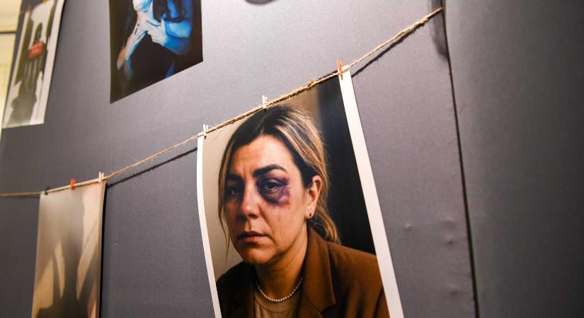 Néma kiáltás: kiállítás a bántalmazott nőkért