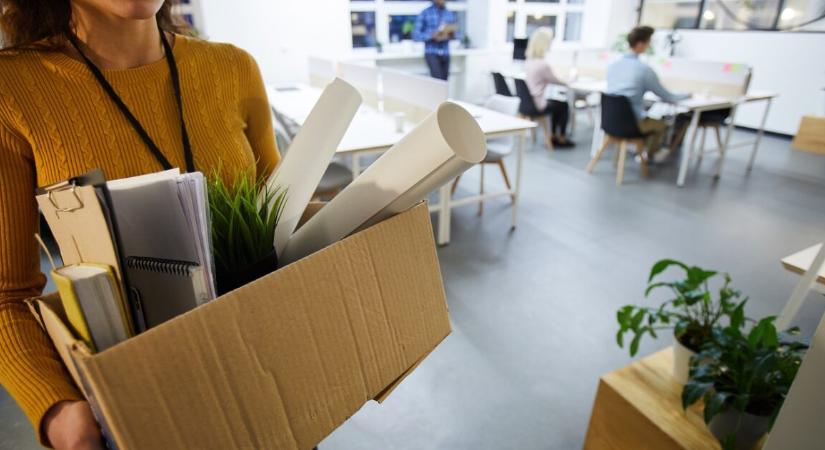 Kirúgtak egy 22 éves nőt, mert túl korán járt be dolgozni