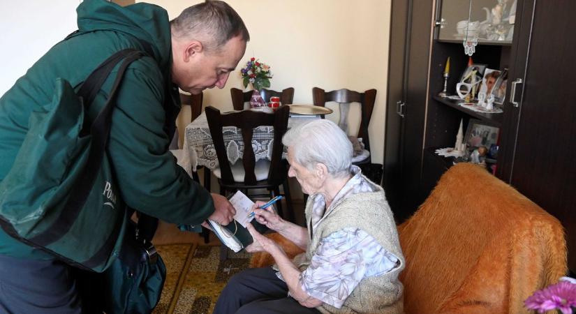 Megszavazta a parlament a 14. havi nyugdíjat – a Tisza Párt kegyetlenül nekiesne a nyugellátásoknak