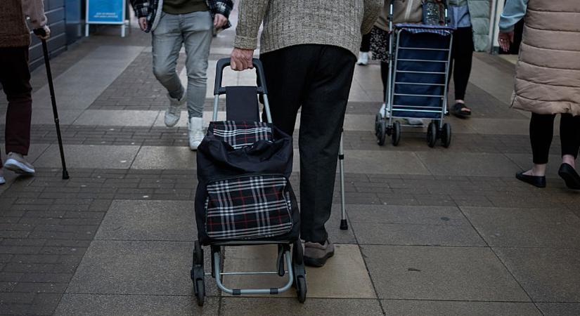 Eldőlt: bevezetik a 14. havi nyugdíjat