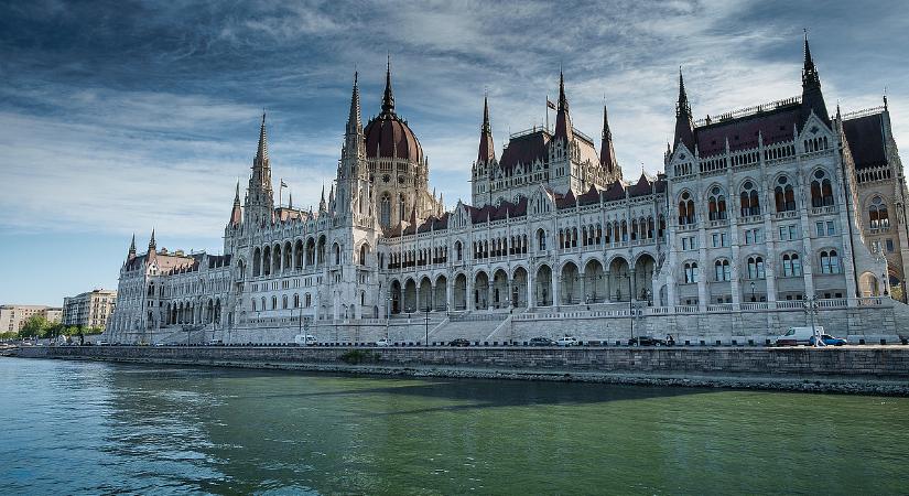Fontos döntést hoztak a 14. havi nyugdíjról a parlamentben