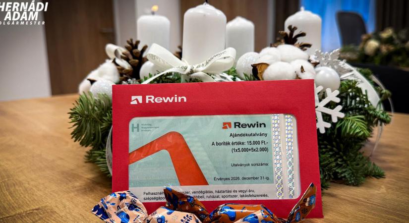 Már kézbesítik az esztergomi idősek karácsonyi ajándékutalványait